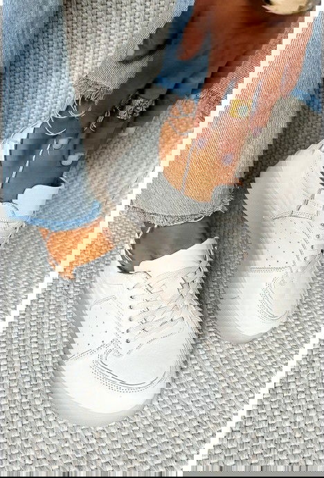 Beżowe sneakersy Taeva