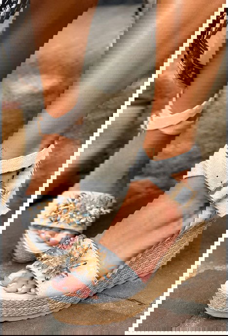 Beżowe sandały na koturnie Linetta
