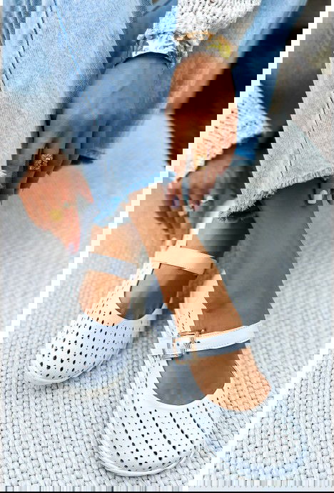 Białe ażurowe baleriny barefoot Zanya