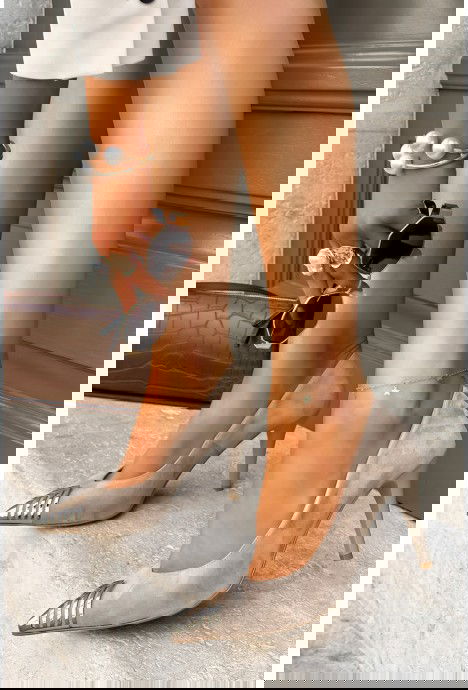 Beżowe zamszowe czółenka ze złotą ozdobą Rosira