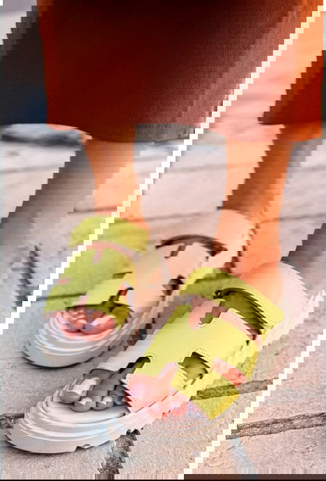 Limonkowe klapki Rialie