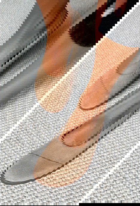 Beżowe zamszowe baleriny barefoot Eneya