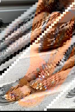 Karmelowe zamszowe klapki Rayel