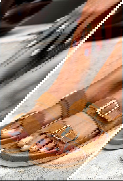 Karmelowe zamszowe klapki Rayel