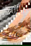 Karmelowe zamszowe klapki Rayel