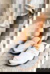 Białe mokasyny barefoot Lazea