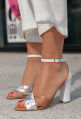 Białe sandały na słupku Rosella