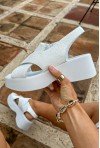 Białe sandały Inika